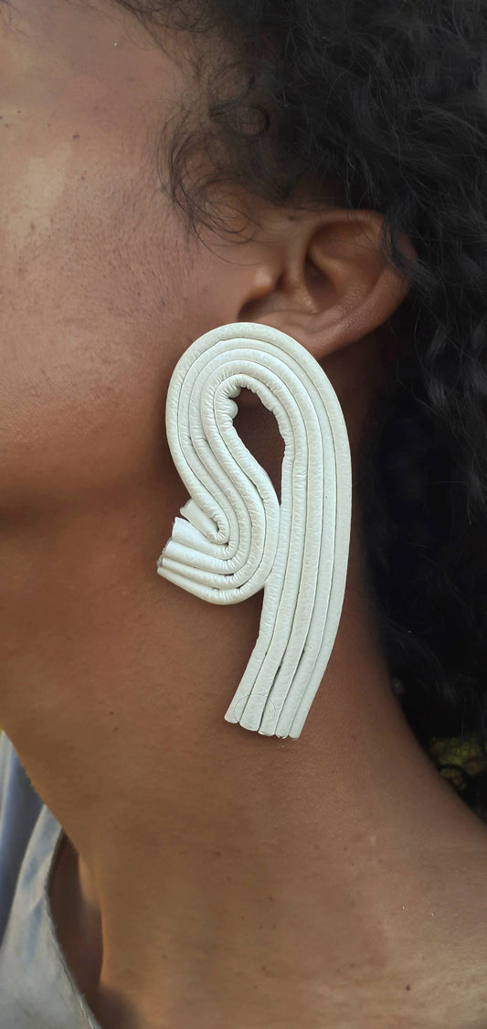 Flow earrings - white medium
